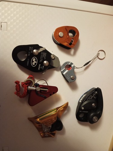 Rock climbing rope ascenders